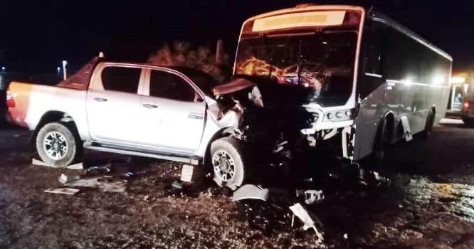 Choque entre autobús y camioneta deja un muerto y dos heridos en Caborca