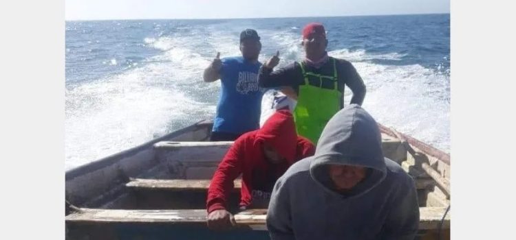 Rescatan a náufragos en costas de Caborca