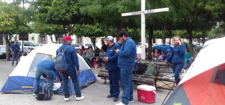 Empleados despedidos en minera de Caborca protestan en Palacio de Gobierno