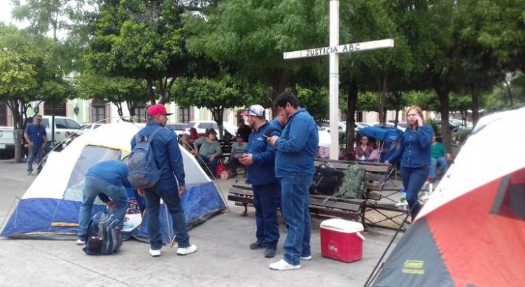 Empleados despedidos en minera de Caborca protestan en Palacio de Gobierno