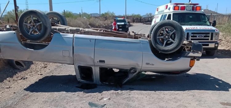 Vehículo se voltea camino al basuron en Caborca