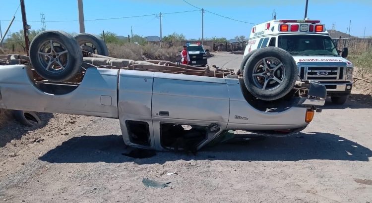 Vehículo se voltea camino al basuron en Caborca