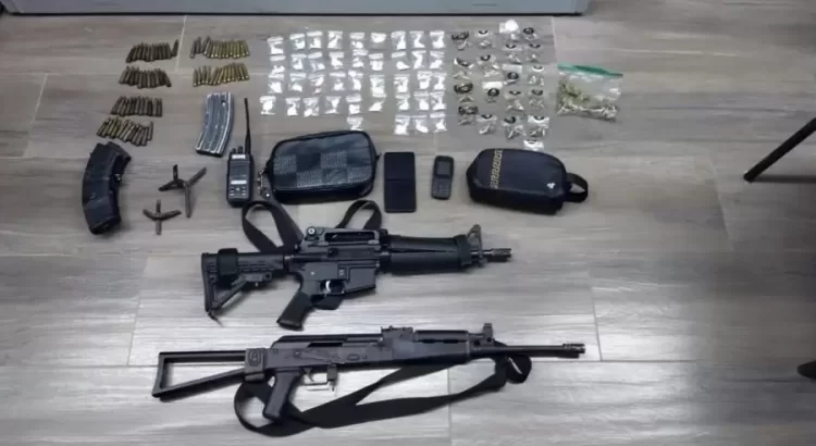 Detienen en Caborca a dos personas con armas, cartuchos y droga