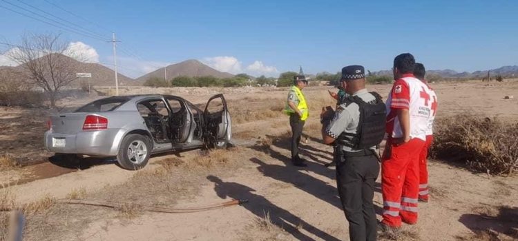 Se incendia automóvil de en carretera Caborca – Pitiquito