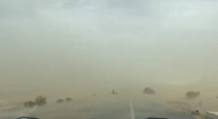 Fuerte tormenta de polvo en carretera Sonoyta -San Luis