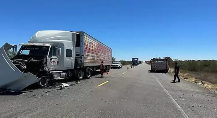 Muere conductor en choque entre auto compacto y tráiler en la carretera Caborca-Sonoyta