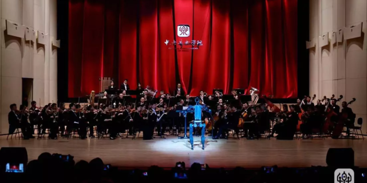 Un robot actúa como director de orquesta y revoluciona la música clásica en Pekín