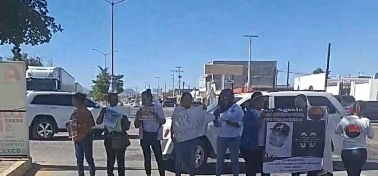 Realizan madres y familiares de personas desaparecidas de Altar, Sonora bloqueo en la carretera internacional