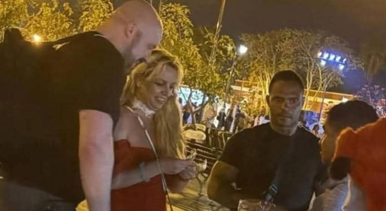 Captan a Britney Spears paseando por las calles de San José del Cabo