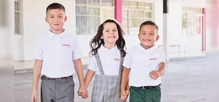 Promete gobernador Durazo entrega oportuna de uniformes escolares