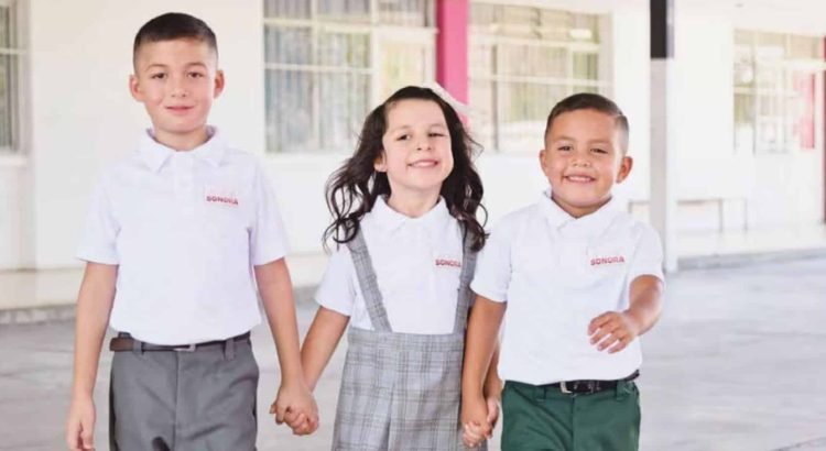 Promete gobernador Durazo entrega oportuna de uniformes escolares