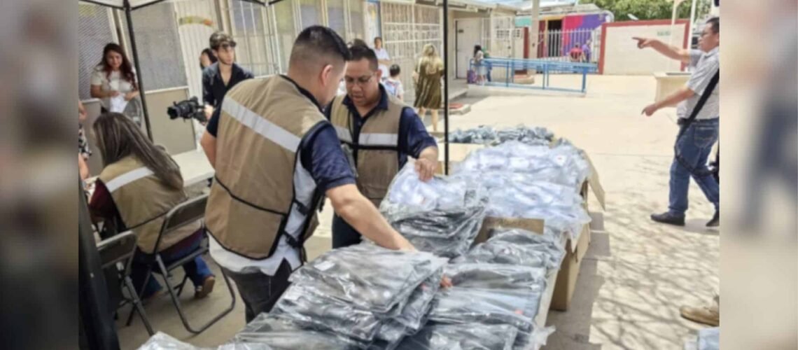 Entregan 270 mil uniformes a estudiantes de educación básica en Sonora