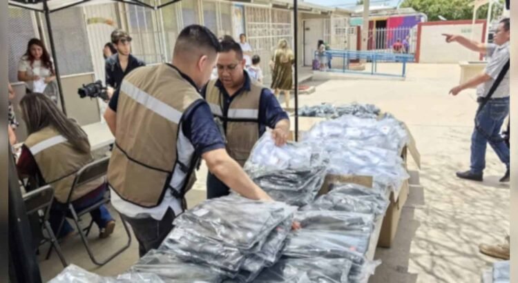 Entregan 270 mil uniformes a estudiantes de educación básica en Sonora