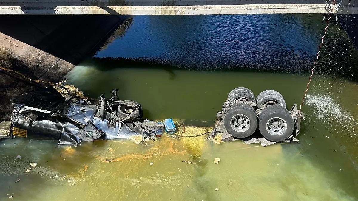 Tráiler con químicos cae a canal en Cajeme; activan protocolos de emergencia
