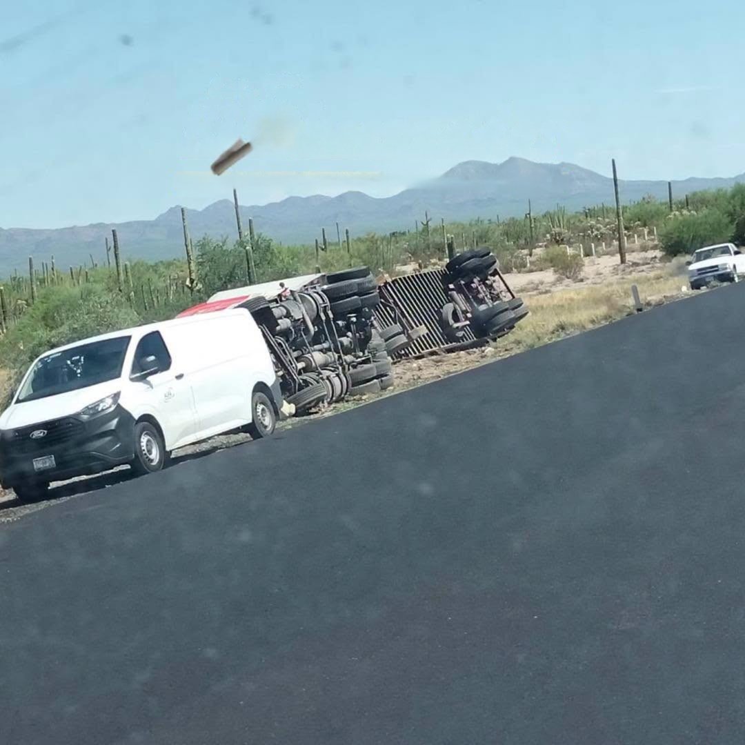 Un tráiler se volcó en la carretera Caborca-Sonoyta