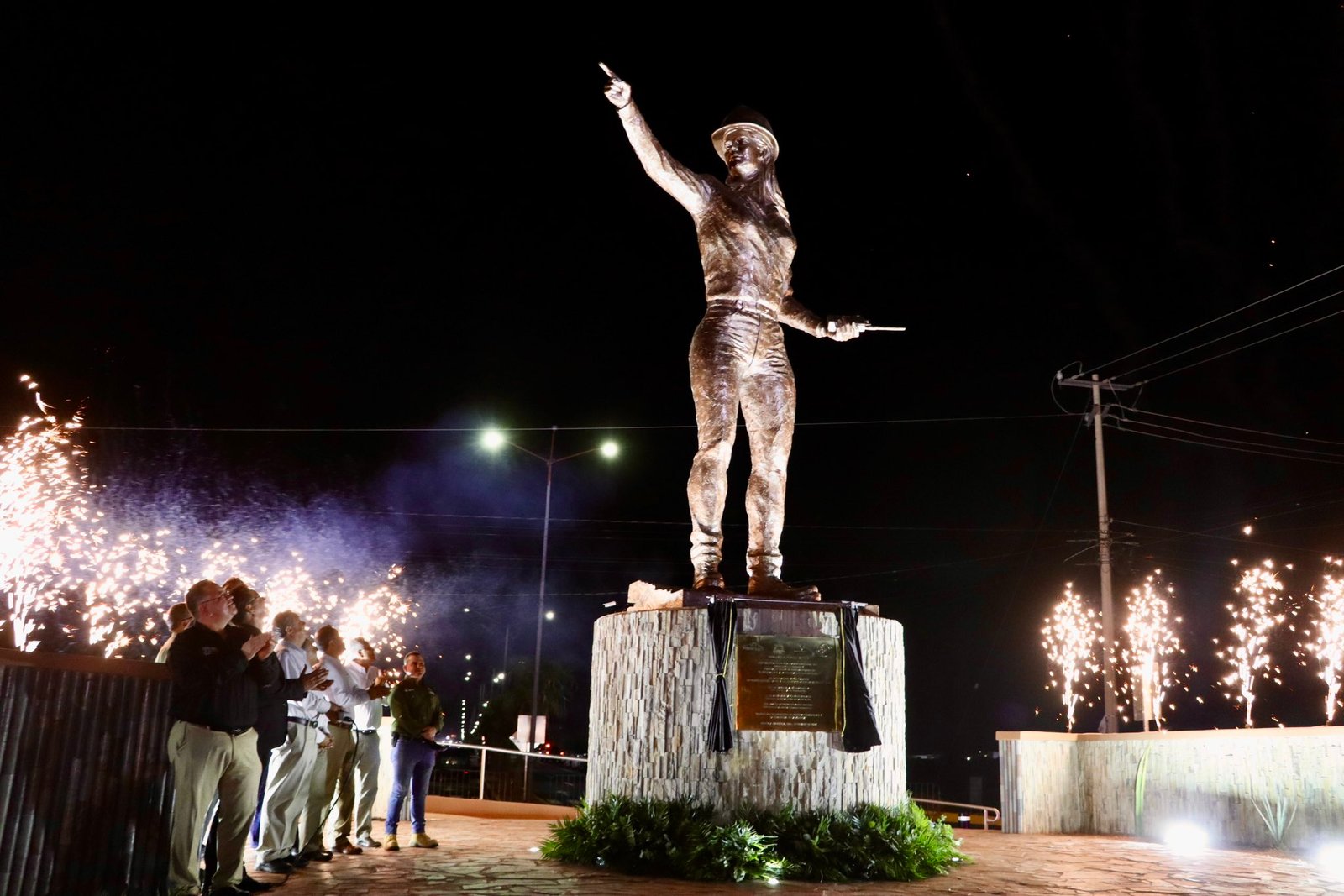 Inauguran el “Monumento a la Mujer Minera” en Caborca